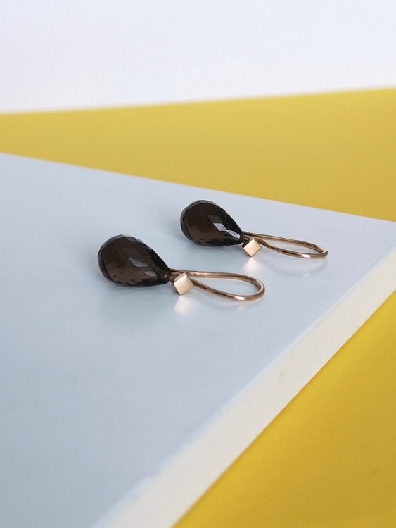 handmade dangly earrings 18k smoky quartz handgjorda dinglande örhängen guld rökkvarts bröllopssmycke bröllopsörhängen