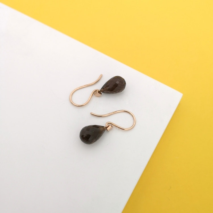 handmade dangly earrings 18k smoky quartz handgjorda dinglande örhängen guld rökkvarts bröllopssmycke bröllopsörhängen