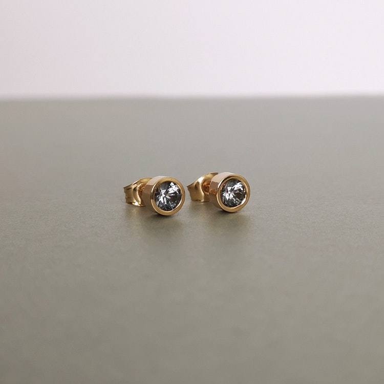 handmade solitare stud earrings 18k gold blue spinel handgjorda solitär örhängen blå spinell guld