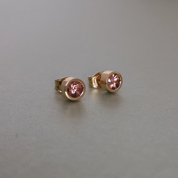 handmade solitare stud earrings 18k gold zircon handgjorda solitär örhängen zirkon guld
