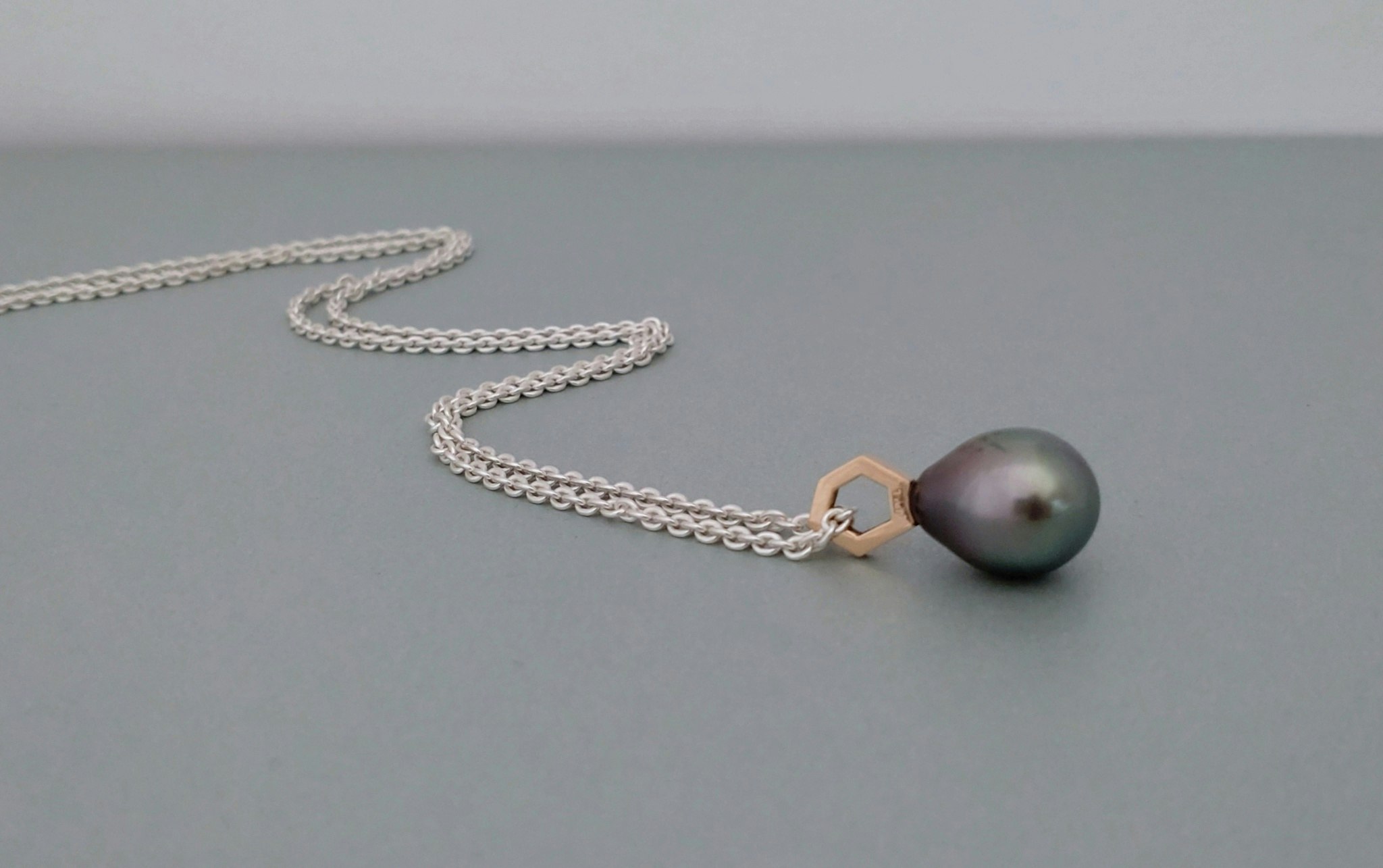 Geo Pendant in 18k Gold with Gray Pearl