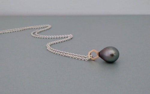 Geo Pendant in 18k Gold with Gray Pearl