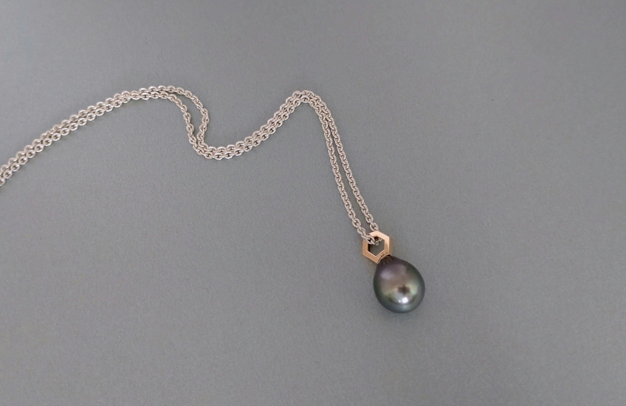Geo Pendant in 18k Gold with Gray Pearl