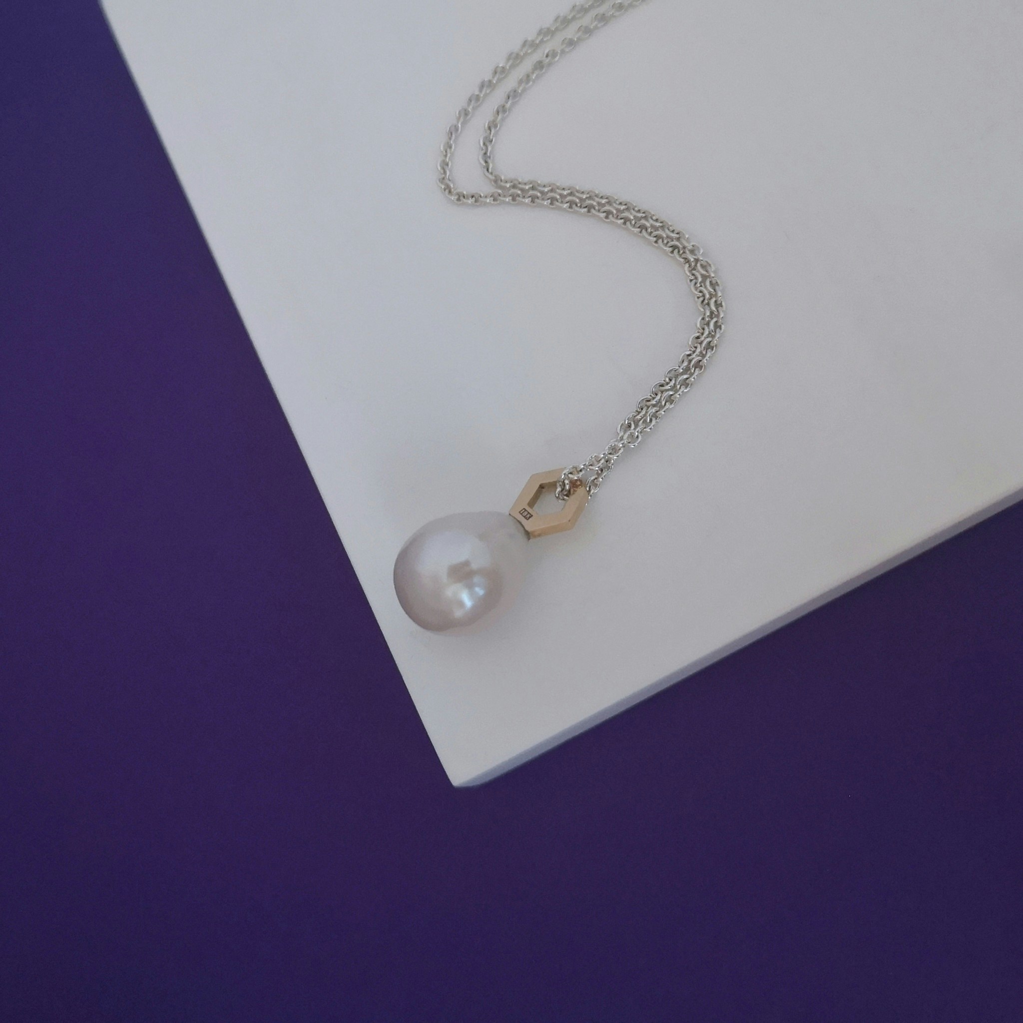 Geo Pendant in 18k Gold with Freshwater Pearl
