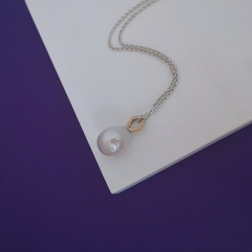 Geo Pendant in 18k Gold with Freshwater Pearl