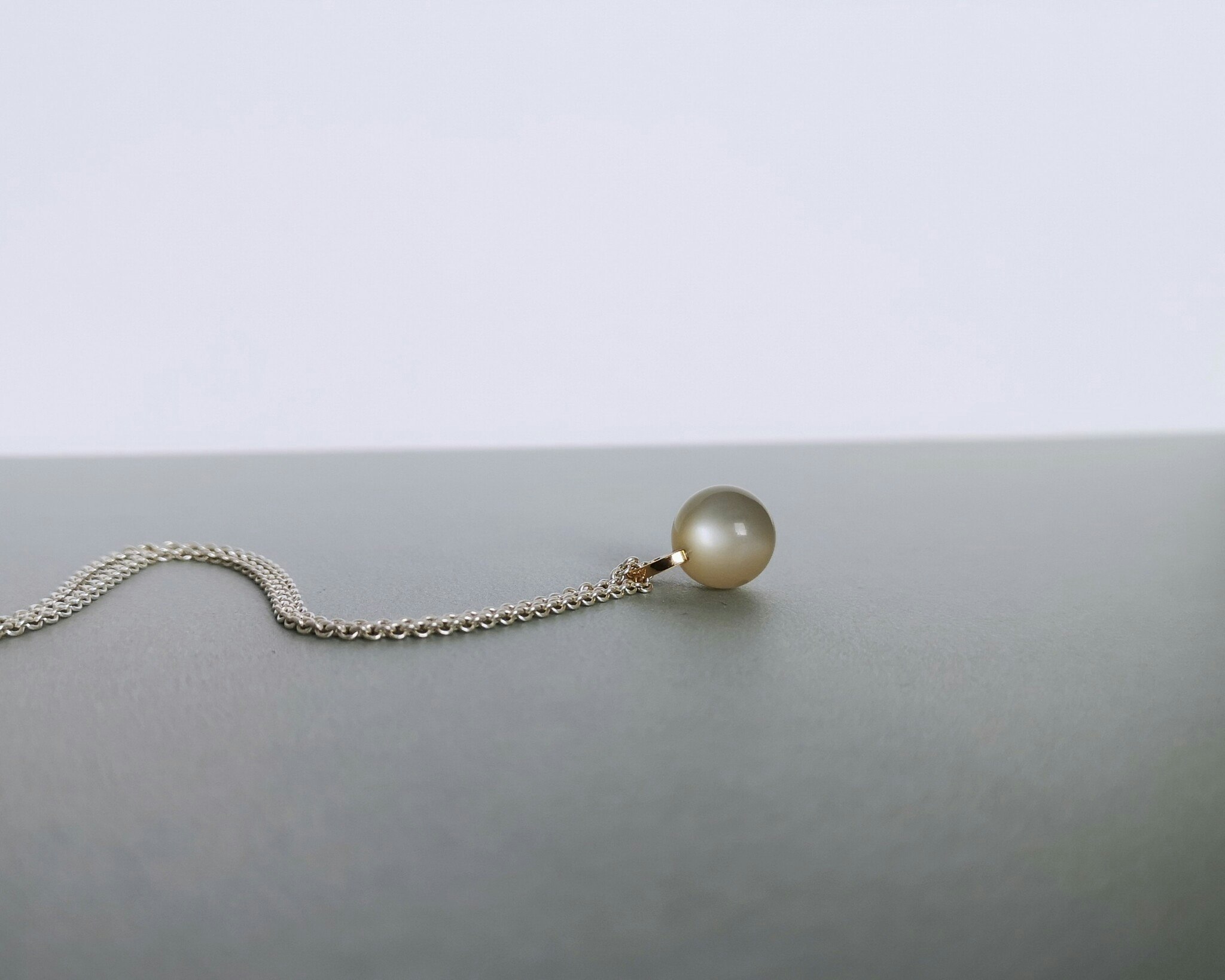 Orbita Pendant in 18k Gold and Gray Moonstone