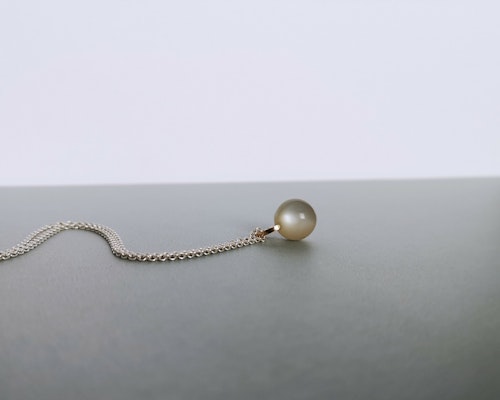 Orbita Pendant in 18k Gold and Gray Moonstone