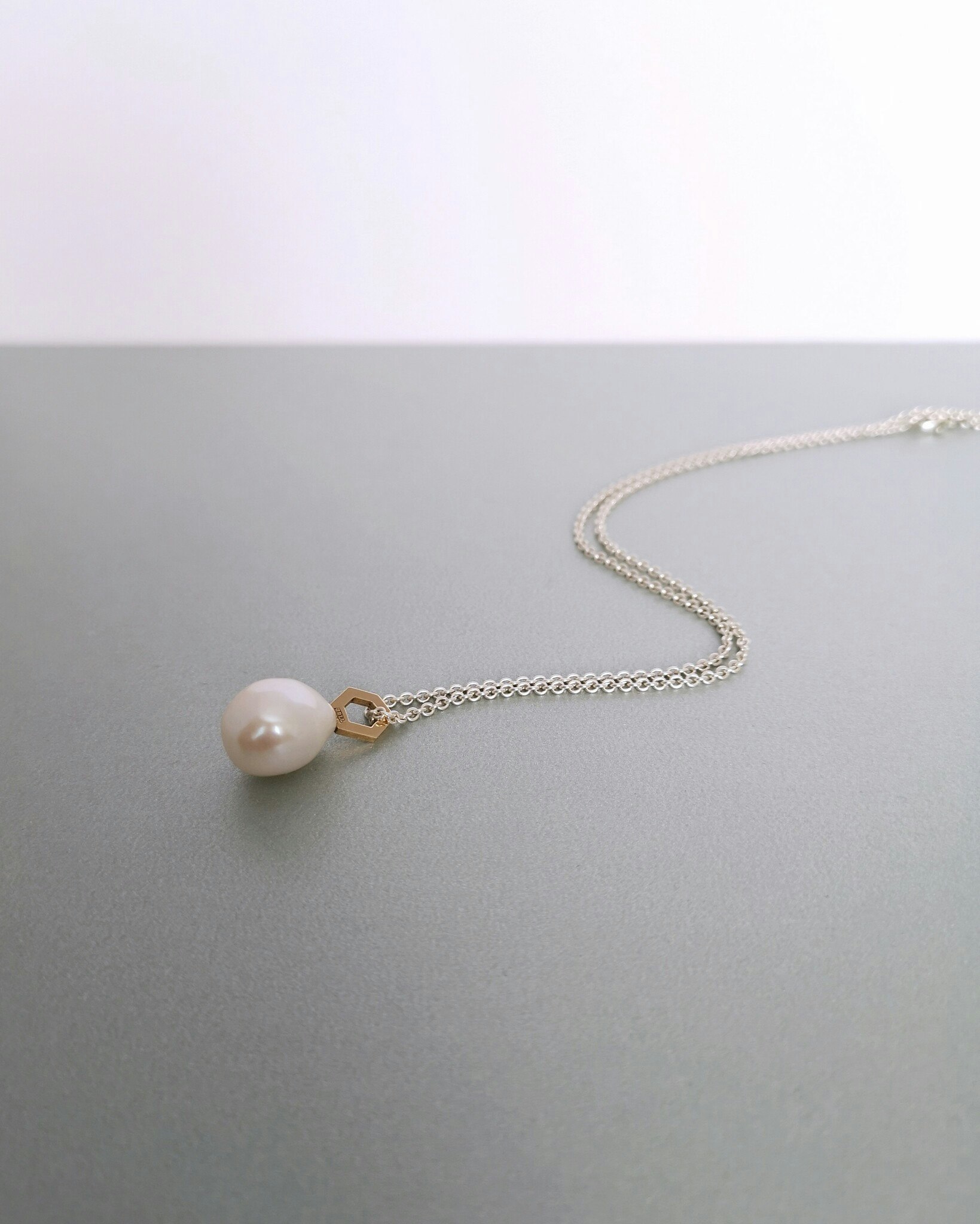 Geo Pendant in 18k Gold with Freshwater Pearl