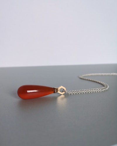 Geo Pendant in 18k gold with Carnelian