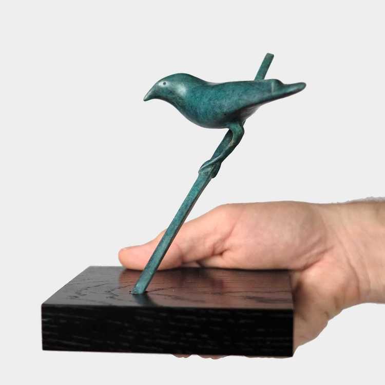 "Fågel på strå" - Grönpatinerad brons på svart sockel