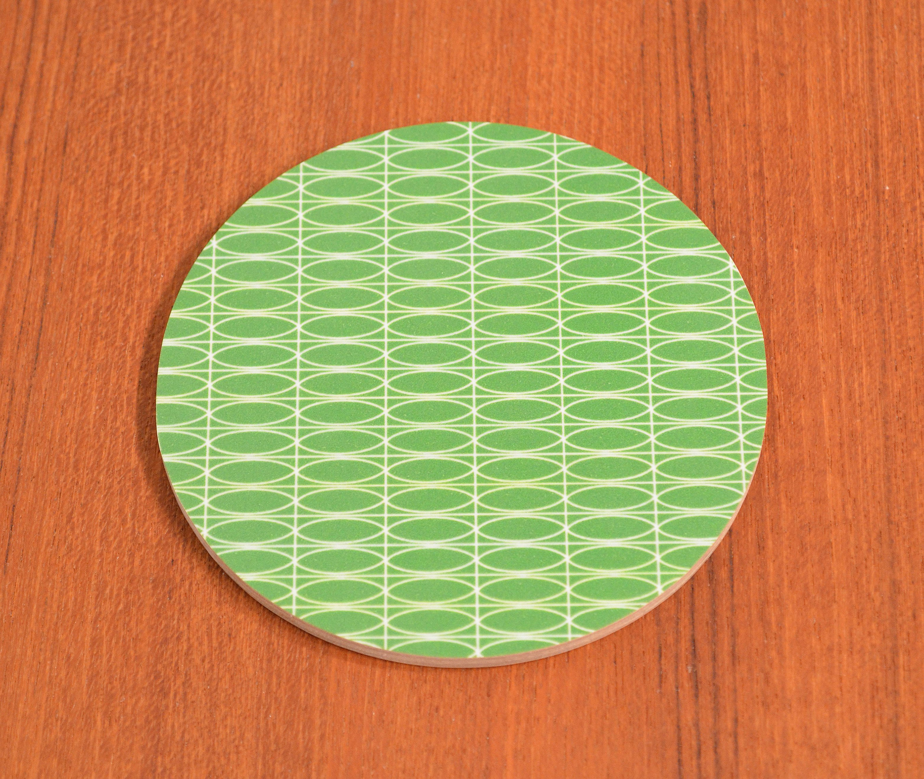 Glasunderlägget Oval, grönt,  med retrokänsla, runt 9 cm,  i björk,