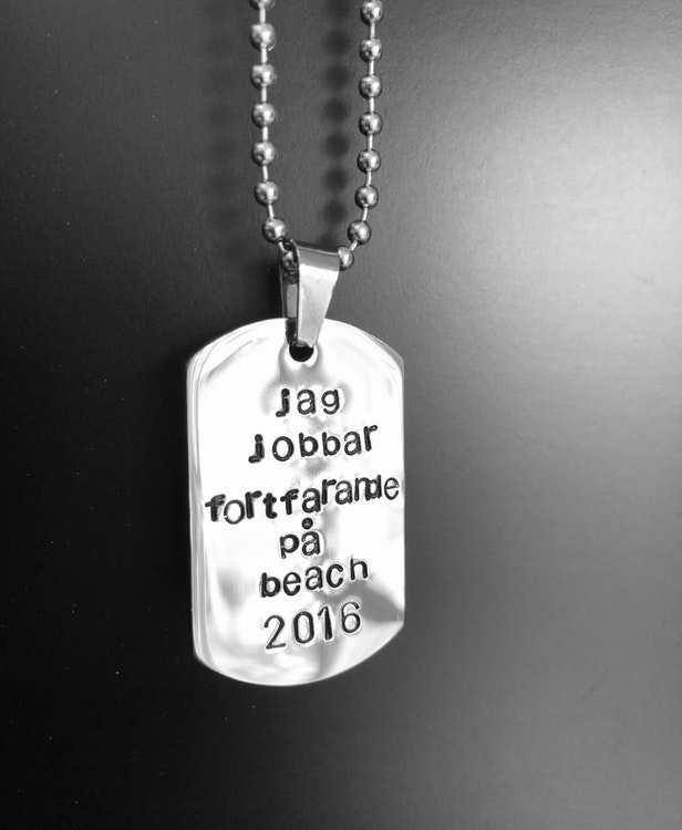 Rostfritt halsband med text Jag jobbar fortfarande på beach 2016