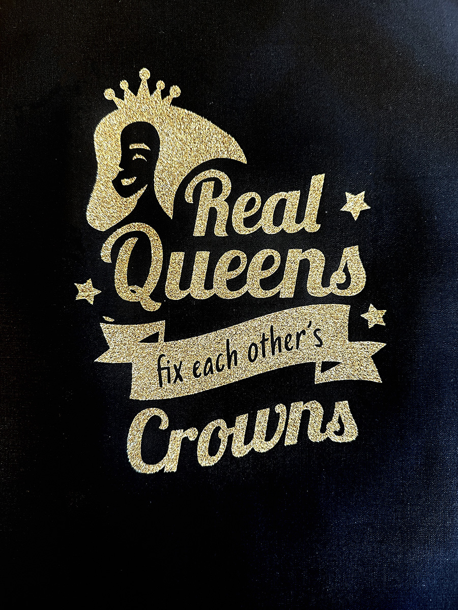 Real Queens fix each other's crowns svart/guldglitter