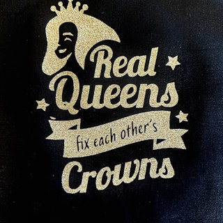 Real Queens fix each other's crowns svart/guldglitter