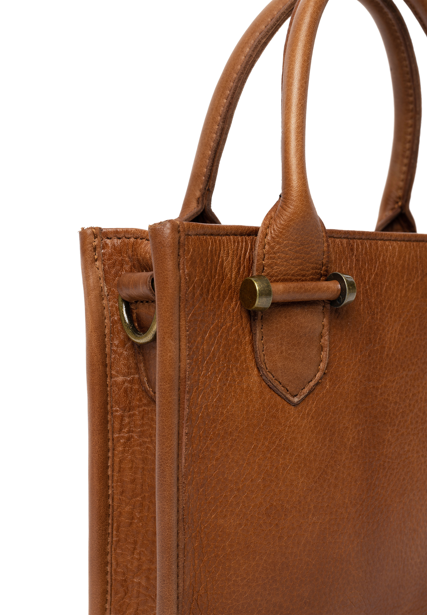 Liten brun handväska i skinn med handtag och axelrem