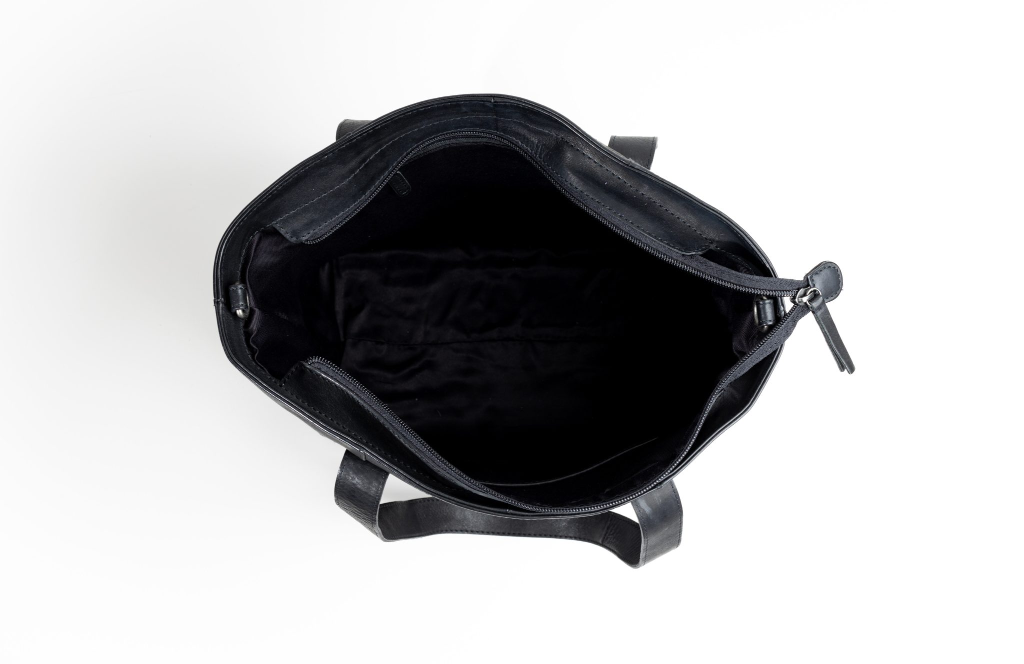 Större svart handväska i skinn, inuti