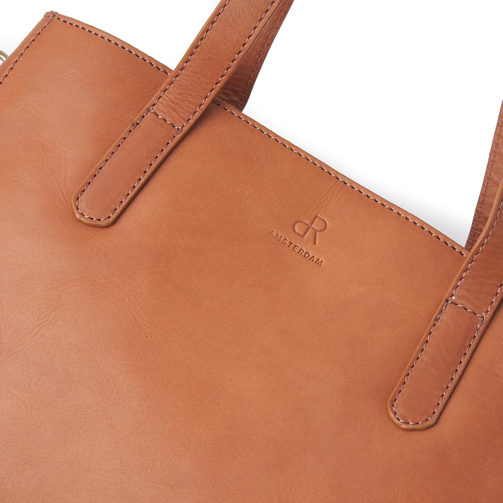 Närbild på brun handväska
