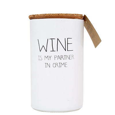 Wine is my partner in crime doftljus med lock