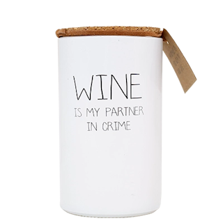 Wine is my partner in crime doftljus med lock