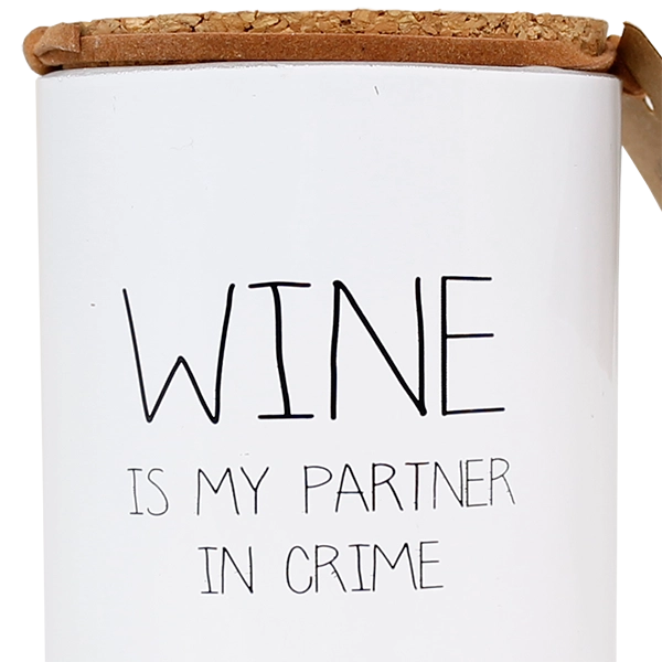 Wine is my partner in crime doftljus med lock
