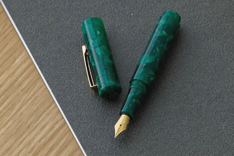 Hightide Attache Marbled Fountain Pen Green