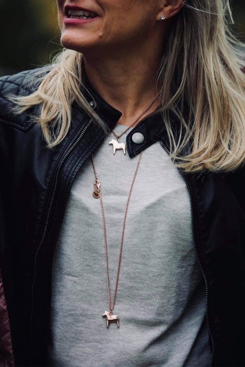 62921 DALAHÄST HALSBAND/ ROSÉ 42 CM/DALAHORSE NECKLACE ROSÉ