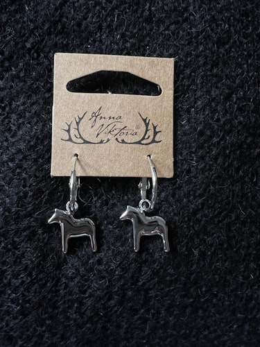 62919 DALAHÄST RUNDAÖRHÄNGEN SILVER/DALAHORSE ROUND EAR SILVER
