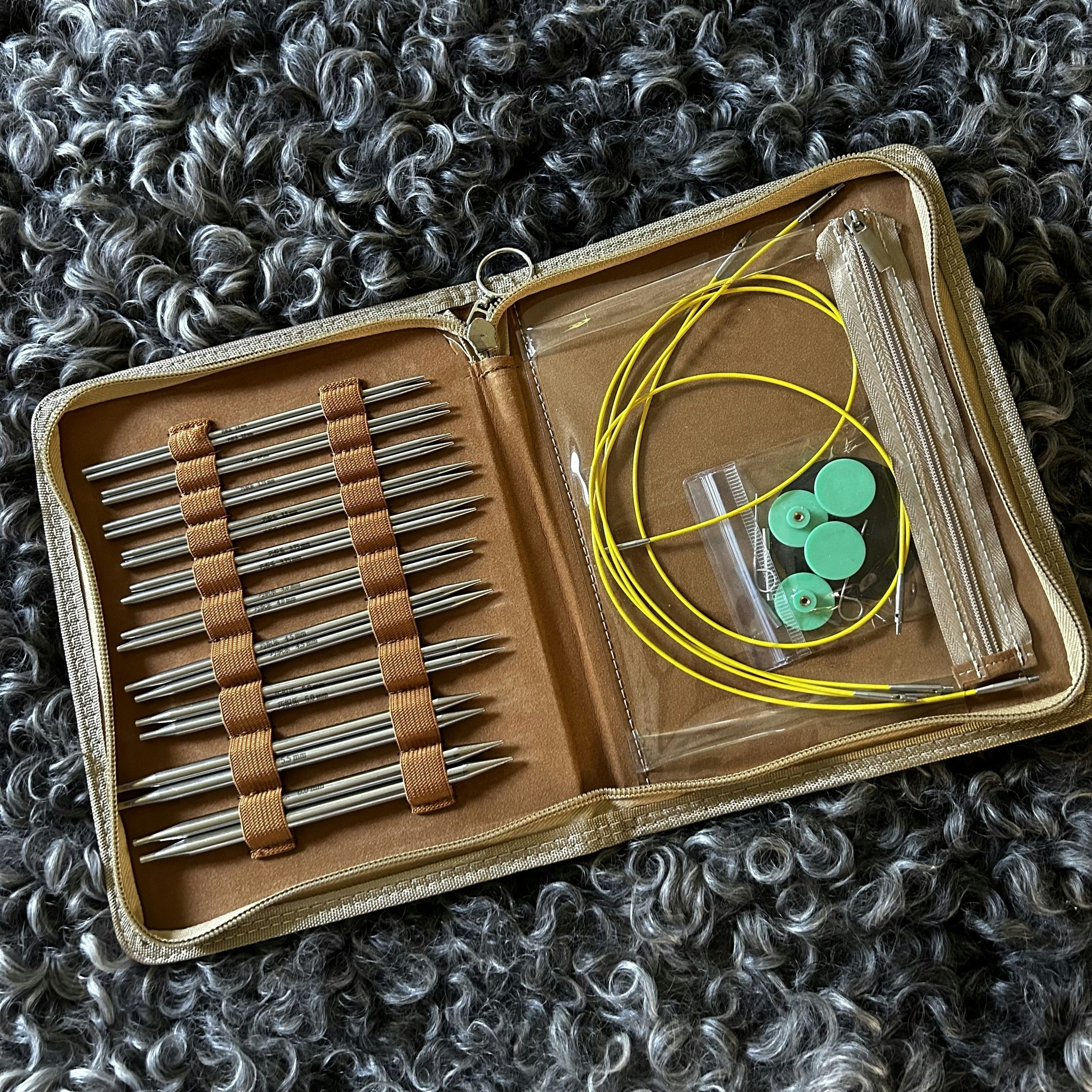 Ett set runddstickor, med fodral