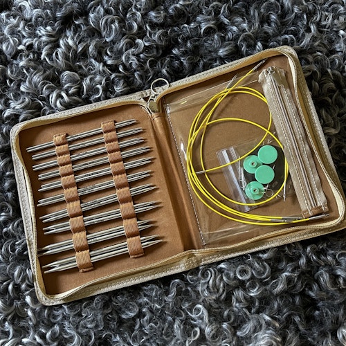 Ett set runddstickor, med fodral