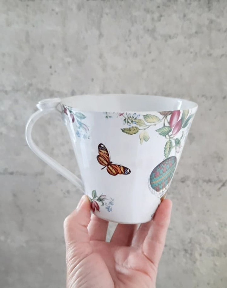 Handgjord keramikMugg dekorerad med luftballong och blommor
