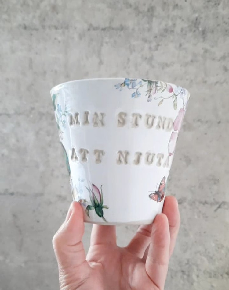 Handgjord keramikMugg dekorerad med luftballong och blommor