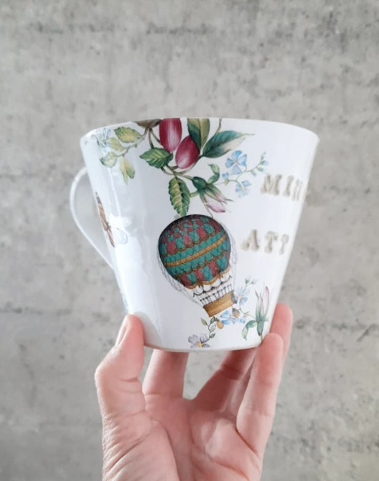 Handgjord keramikMugg dekorerad med luftballong och blommor