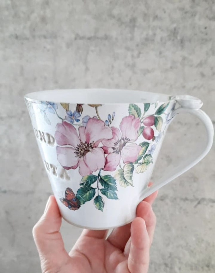 Handgjord keramikMugg dekorerad med luftballong och blommor