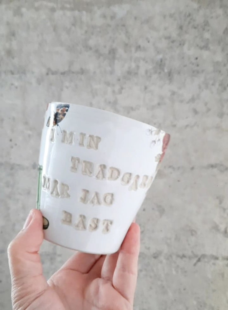 Handgjord Keramikmugg med stövlar och text