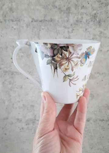 MUGG MED KAPRIFOL OCH TEXT