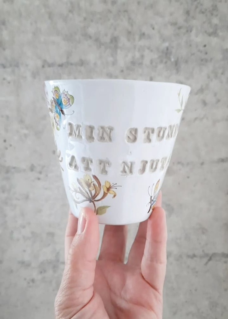 Handgjord mugg med kaprifoler och text