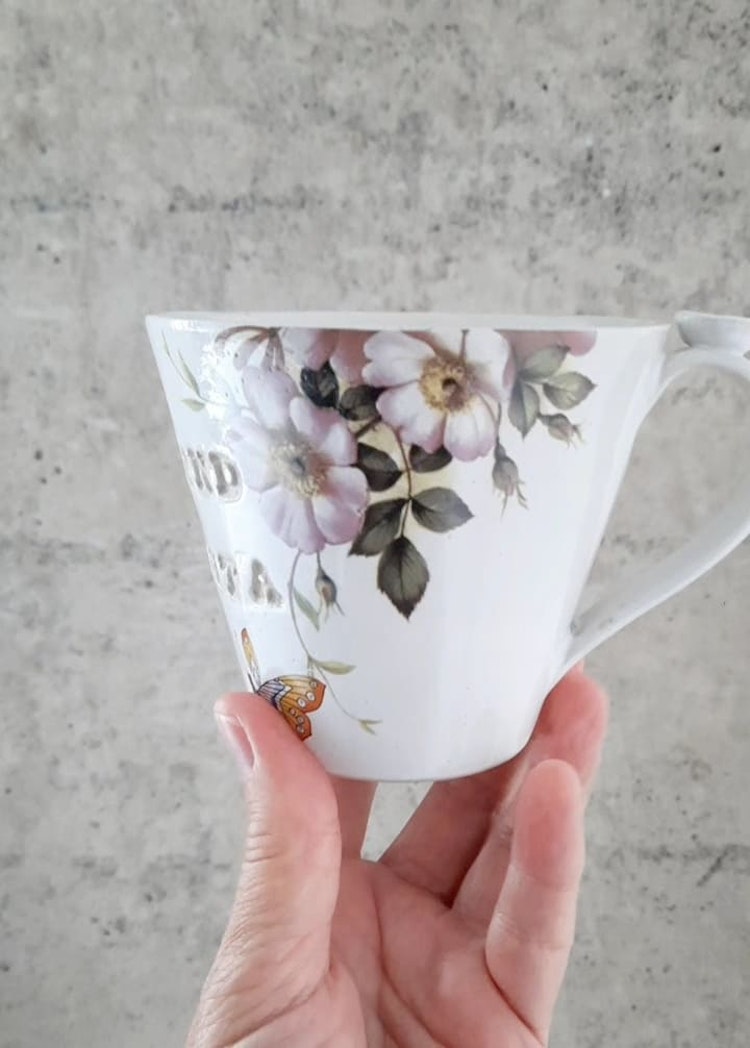 Handgjord mugg med kaprifoler och text