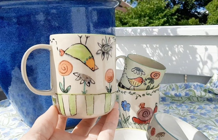 Keramikmugg lekfullt dekorerad