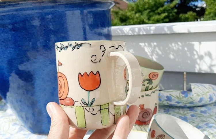 Keramikmugg lekfullt dekorerad