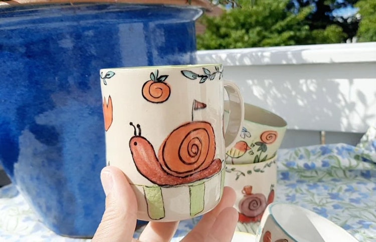 Keramikmugg lekfullt dekorerad