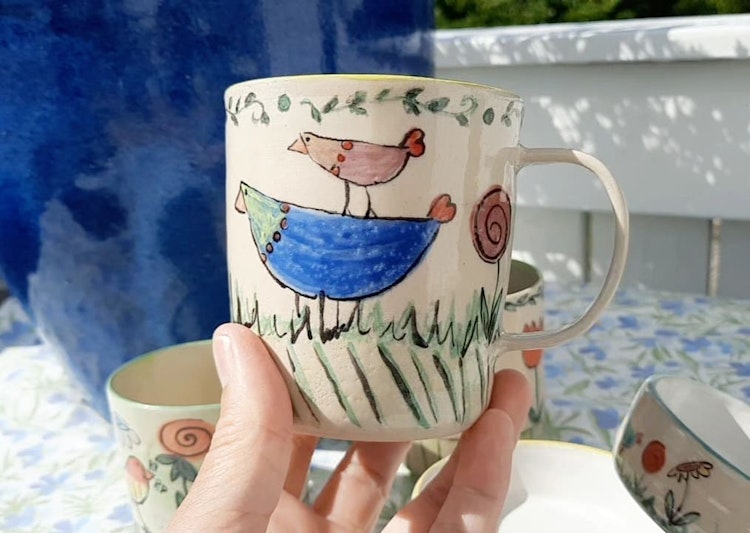 Drejad mugg lekfullt dekorerad