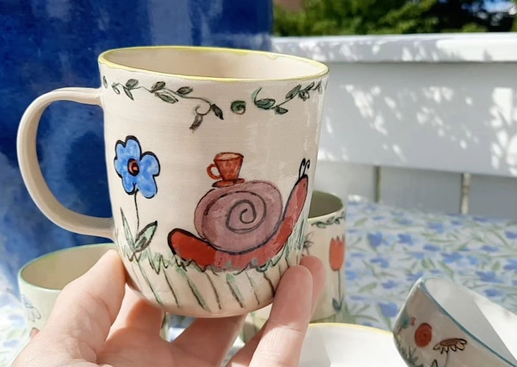 Drejad mugg lekfullt dekorerad