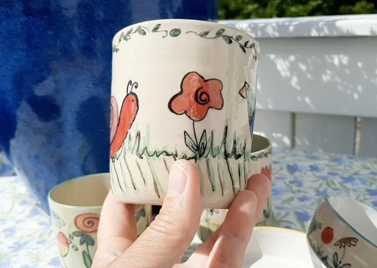 Drejad mugg lekfullt dekorerad