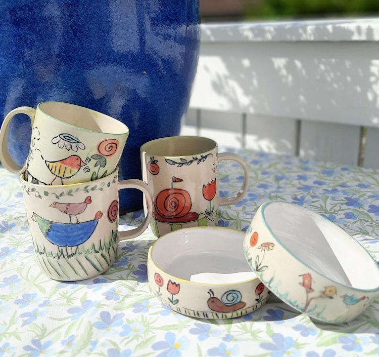 Drejad mugg lekfullt dekorerad