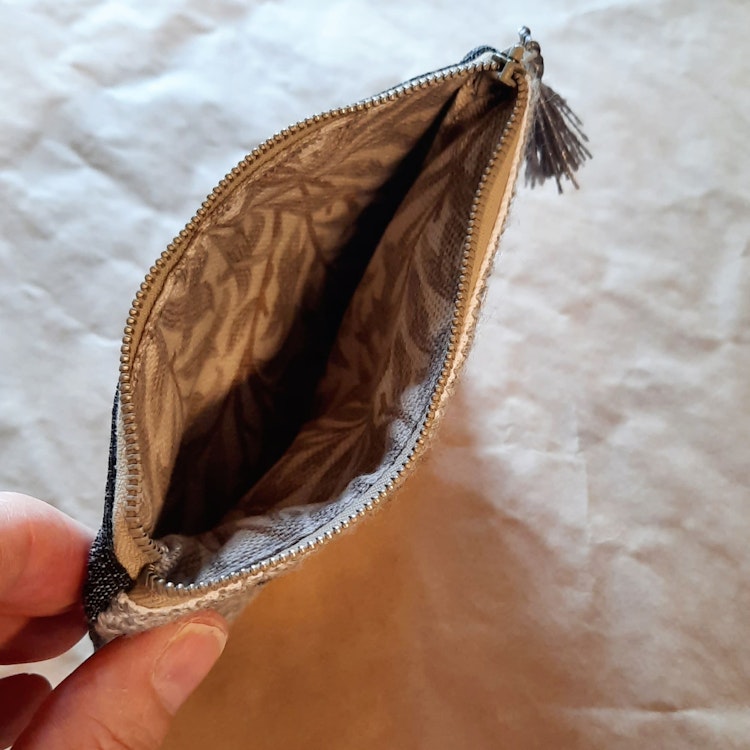 Grå broderad börs med pingvin