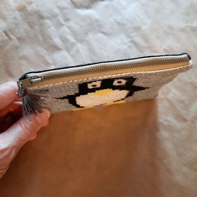Grå broderad börs med pingvin