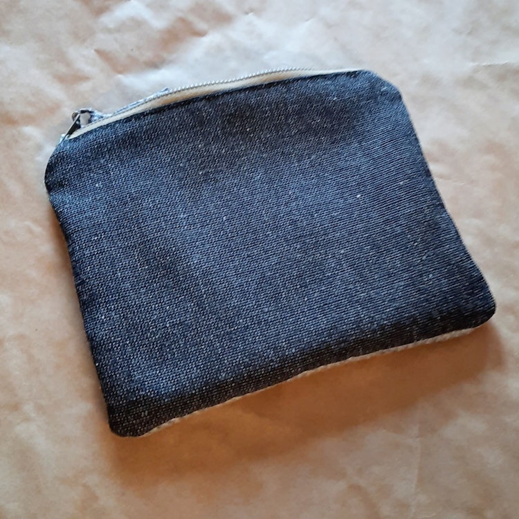 Grå broderad börs med pingvin