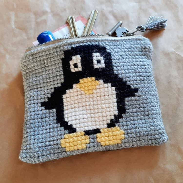 Grå broderad börs med pingvin