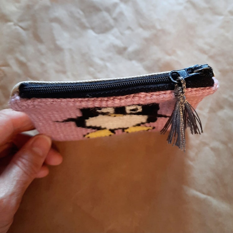 Rosa börs handbroderad med pingvin