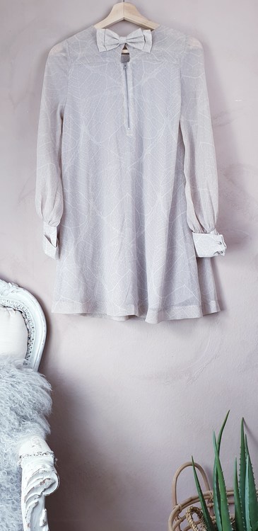 H&M klänning med rosett storlek medium